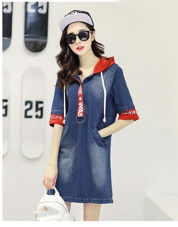 ĐẦM JEAN SUÔNG PHỐI NÓN ĐỎ IN CHỮ